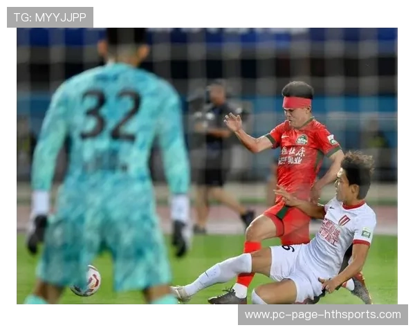 成都蓉城亚历斯祖禁区前沿封堵，直接挡下关键射门