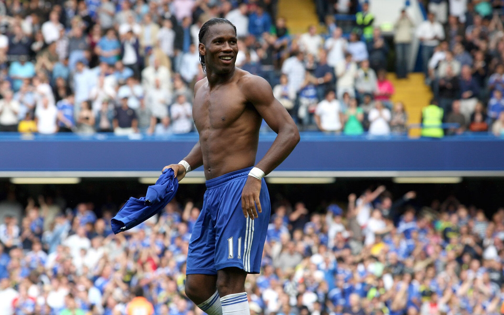 城市街区“宠物友好慢跑赛” 严格牵绳规范示范文明遛狗