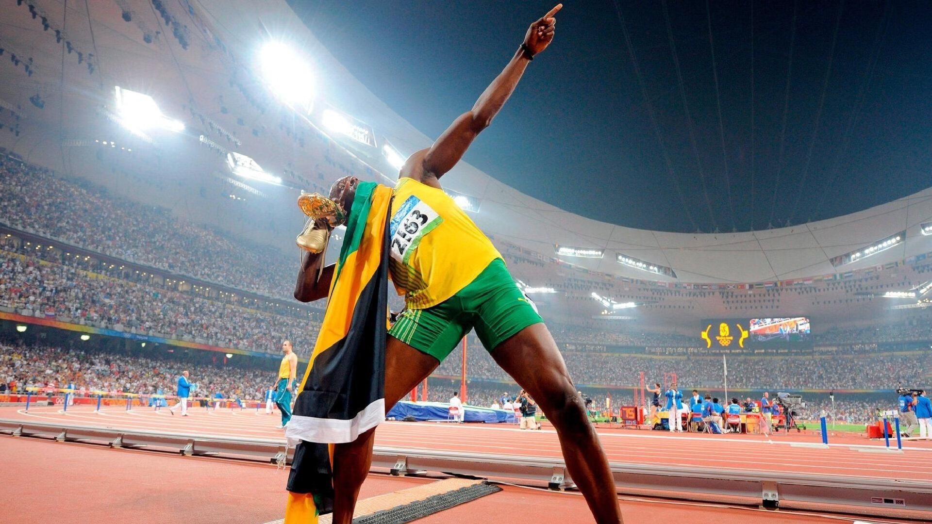 城市街区“宠物友好慢跑赛” 严格牵绳规范示范文明遛狗